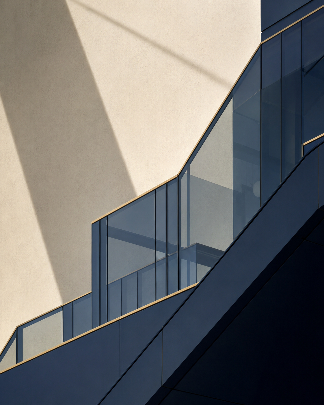 Composición arquitectónica abstracta en vidrio azul y luz natural